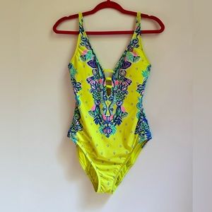 ⭐️Lilly Pulitzer swimsuit size 6⭐️
